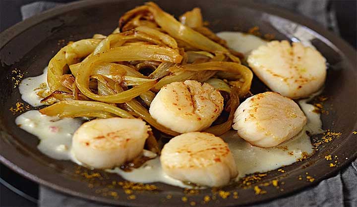 Coquilles Saint-Jacques, compotée d’endives au curry