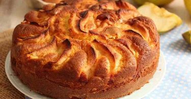 Gâteau aux pommes et au yaourt parfumé à la cannelle