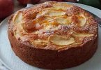 Gâteau moelleux aux pommes et à la confiture