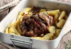 Gigot d’agneau rôti aux pommes de terre aux fines herbes