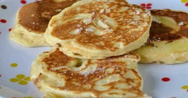 Pancakes aux pommes délicats et savoureux