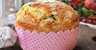 Panettone italienne aux pépites de chocolat et aux amandes Pour Noël