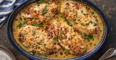 Poulet au parmesan à la sauce crémeuse César