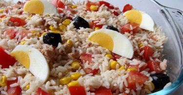 Salade de riz thon maïs tomate oeuf et olives