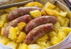 Saucisses et pommes de terre au four