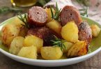 Saucisses et pommes de terre gratinées