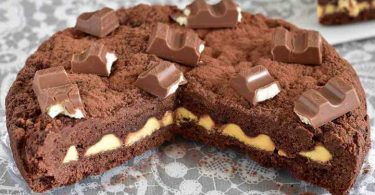 Tarte garnie de barres de chocolat Kinder