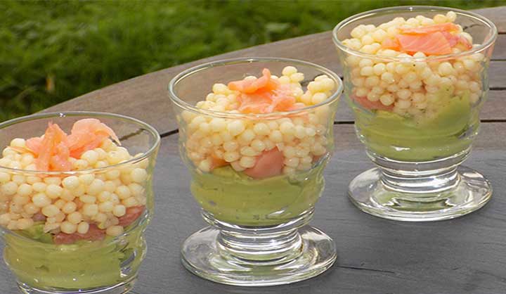 Verrines saumon avocat et petite perle de pâte pour noël