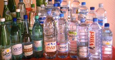L’eau en bouteille contient plus de 24 000 produits chimiques, y compris des perturbateurs endocriniens