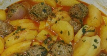 Ragoût de pommes de terre aux boulettes de viande hachée