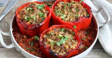 Poivrons farcis au riz et à la viande hachée, sauce tomate aux épices